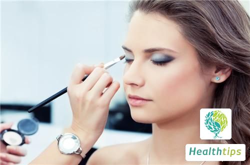 What Are the Hazards of Frequent Makeup Application?