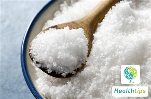 What Are the Negative Effects of Consuming Raw Salt?