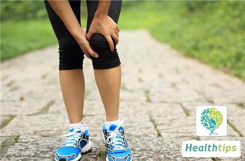 What are the symptoms of knee strain?